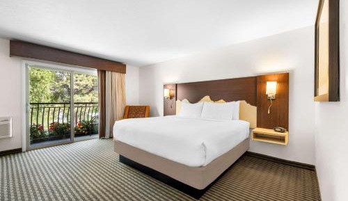 King Room with Balcony and River View - Non-Smoking