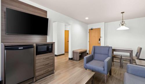 Larger King Suite with Sofa - Non-Smoking