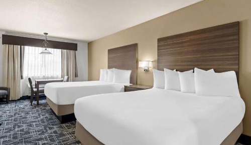 Suite with Four Queen Beds - Non-Smoking