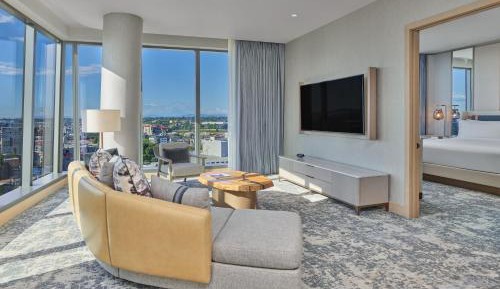 One-Bedroom Executive Club Suite - Club Lounge Access