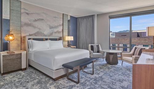California Deluxe King Room with Tub - Mobility Accessible 