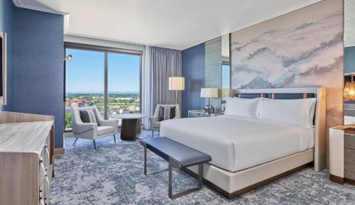 Deluxe Club Room - Club Lounge Access/Mobility Accessible with Roll-In Shower