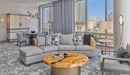 One-Bedroom Executive King Suite with Roll-In Shower - Mobility Accessible
