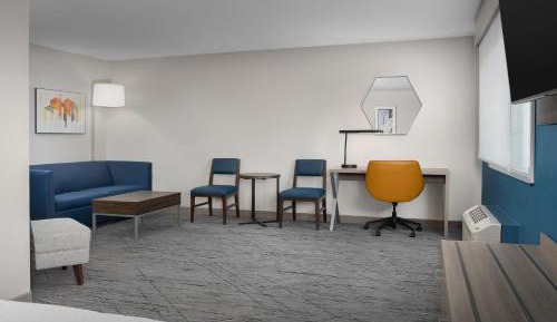 King Suite - Communications and Mobility Accessible Tub
