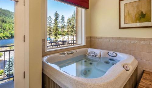 King Suite with River View 