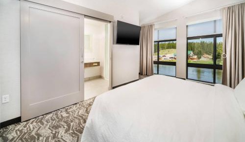 One-Bedroom Suite with One King Bed, Two Queen Beds and Trundle Sofa