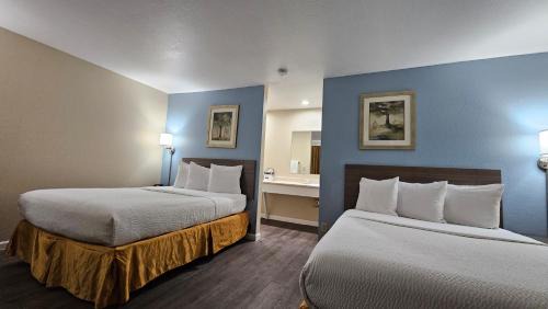 Queen Room with Two Queen Beds - Non-Smoking