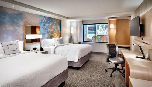Queen Room with Two Queen Beds and Roll-In Shower - Mobility Access/Hearing Accessible