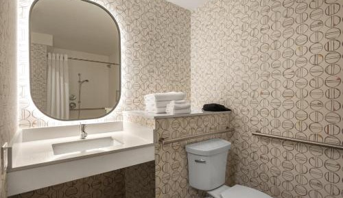 King Room with Roll in Shower - Hearing Accessible/Non-Smoking 