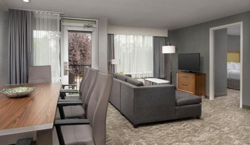 One-Bedroom King Suite with Bathtub and Sofa Bed - Mobility Access