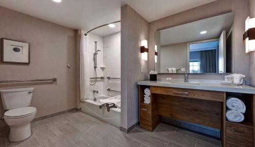 Queen Studio with Balcony - Mobility/Hearing Accessible - Non-Smoking