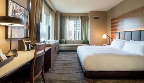 Corner King Room with City View