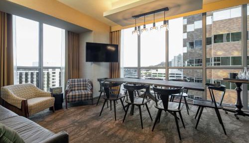 Deluxe King Suite with City View