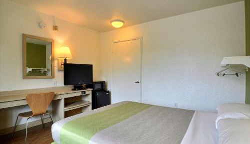 Queen Room - Non-Smoking
