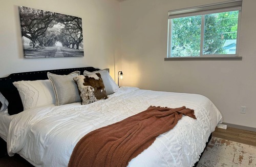 Grants Pass House | Hop Yard Cottage - Safe & Comfy Mid-term Furnished 30-day min.