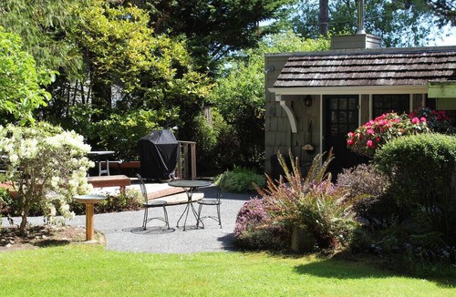Sequim House | Surrounded by evergreens and overlooking Sequim Bay