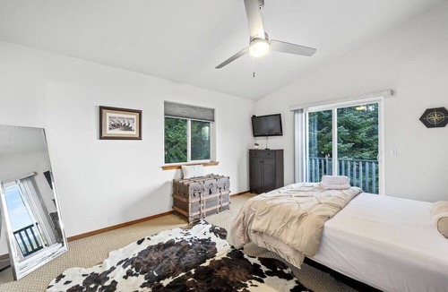 Rockford Bay House | Lake View Escape w/Patio, Balcony, Fire pit & BBQ