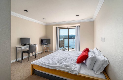 Bremerton House | Serene Waterfront Retreat w/ Private Beach & Sauna