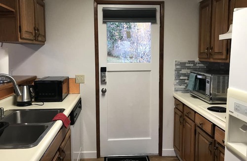 Bellingham House | Cozy one bedroom suite with Ocean View