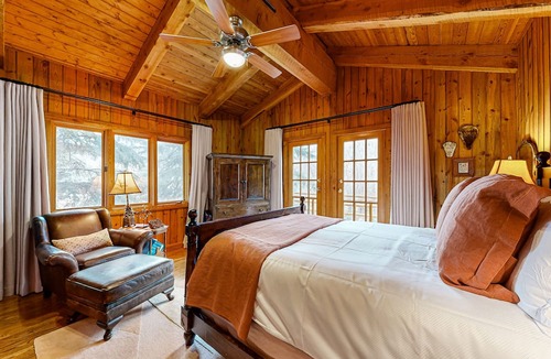 Hailey Cabin | Dog-friendly cabin with fenced yard, deck, sunroom, fireplace, & W/D