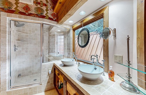 Hailey Cabin | Dog-friendly cabin with fenced yard, deck, sunroom, fireplace, & W/D