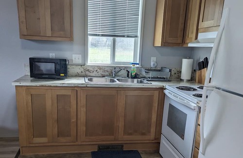 Redwood Cottage | Cozy cottage in country setting close to town, amenities and Rogue College.