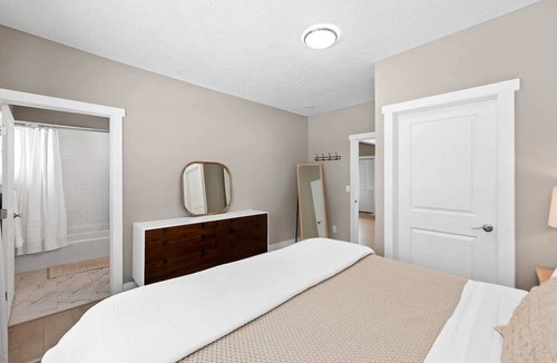 Manito House | Remodeled, historic South Hill Bungalow with Hot Tub! 5 min from downtown!