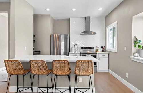 Manito House | Remodeled, historic South Hill Bungalow with Hot Tub! 5 min from downtown!