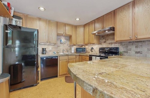 Elkhorn Village Condo | Golf Course Condo - dog friendly w/community pool, hot tub & tennis courts