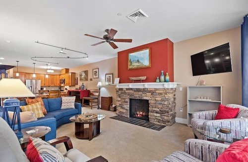 Sandpoint Condo | Lake view condo with WiFi, balcony, fireplace, & shared pool/hot tub/grills