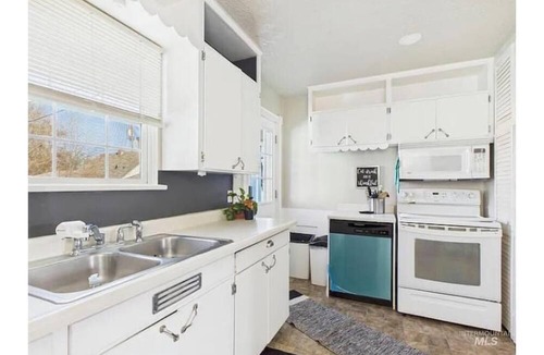 Lewiston House | Smurf Village-1 King, 1 Queen, 2 twins, 1 sofa bed