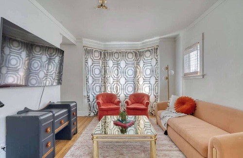 Hosford-Abernethy Apartment | Warhol Suite ~ Art Deco Apartment ~ 92 WalkScore