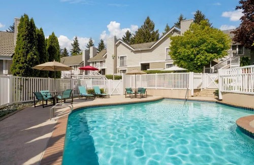 Bridle Trails House | Modern Hotel with Spacious Suites and full kitchens