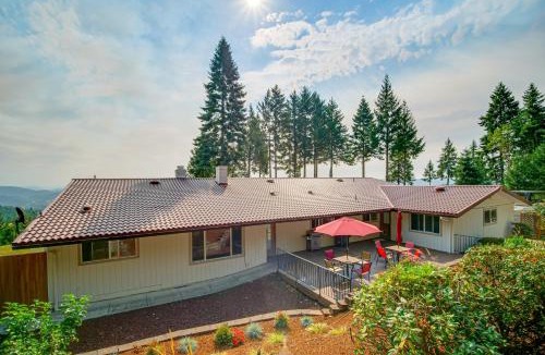 Roseburg Villa | “Mtn Views & Hot Tub: Umpqua Valley Villa!”