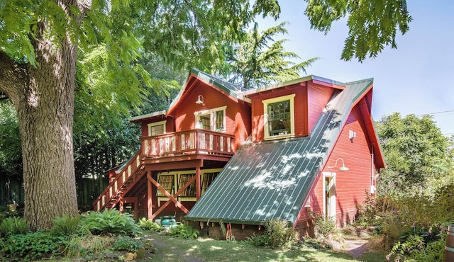 Make you vacation special in our restored carriage house loft