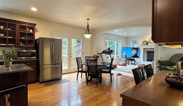 Spacious 5-bedroom house in fantastic Central Locality in Bellevue.