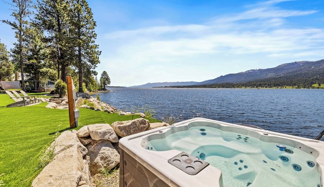 New Lakefront modern Chalet with panoramic views