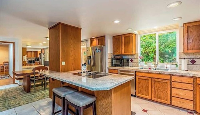 10 min walk to Downtown - Large 7 bedroom house