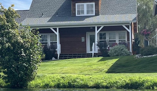 The Johnson House - 3 Bedrooms, 3 Baths Waterfront Parkside Bungalow