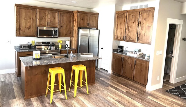 Brand New Ammon 4 Bedroom Townhouse--Clean and Fresh linens, Stocked Kitchen