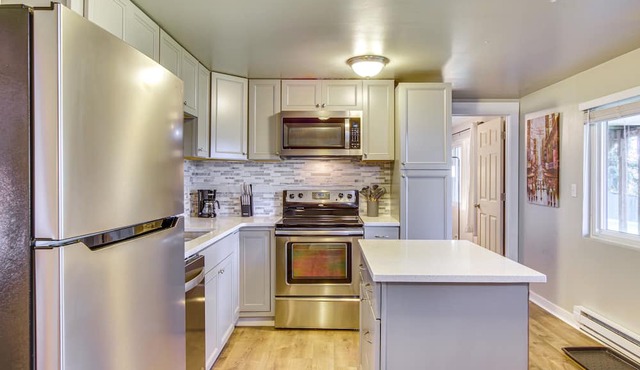 Modern Lower-Level Apt ~ 4 Mi to UW Bothell!