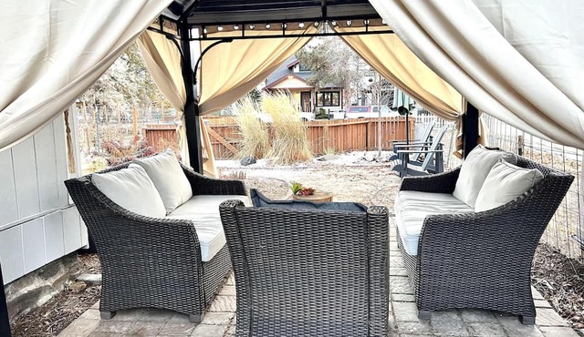 Modern Downtown Cottage, 100+mbps Wifi, A/C, Walk Everywhere