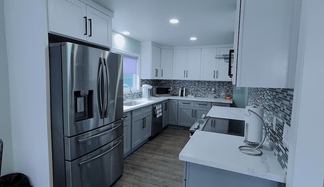 3-bedroom apartment in fantastic Kenmore with cool AC