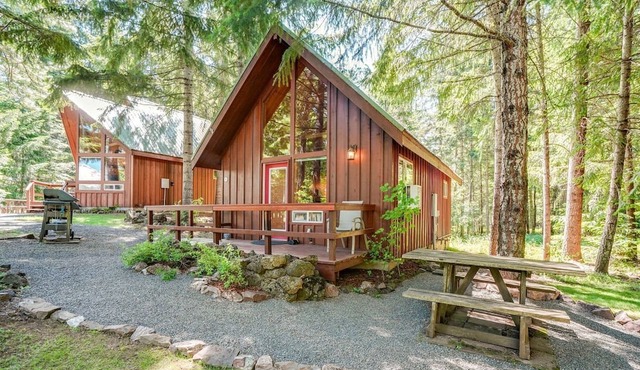 Cozy Cabin Rental with Amazing Hiking and Skiing in the Cascades, Washington