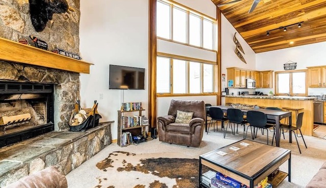 Ski-in/ski-out townhome steps from Bear Back lift w/free WiFi & wood fireplace