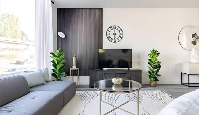 3BR Townhouse | Balcony | Seattle | Sophari Home L