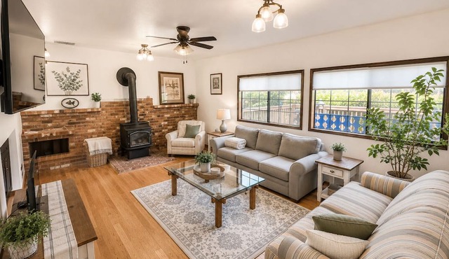 World Cup Cozy Family Retreat, 4BR, 3 Living Rooms, Deck & Fenced Yard