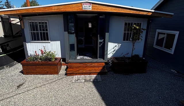 Tiny home available in Algona Pacific. Right off of 167 close to amenities.