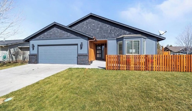 MONTHLY STAY Perfect 3-bedroom house with HS internet in beautiful Bend