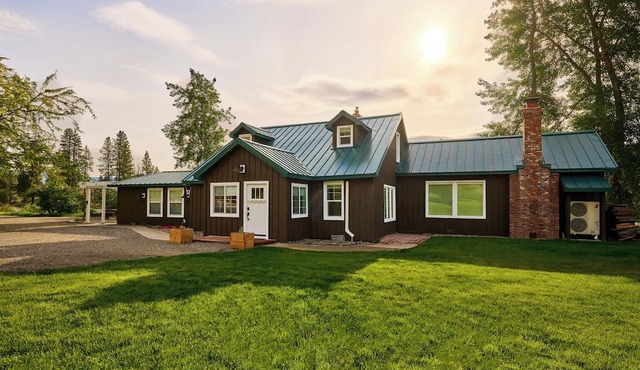 River's Edge Ranch - farmhouse by the Methow river